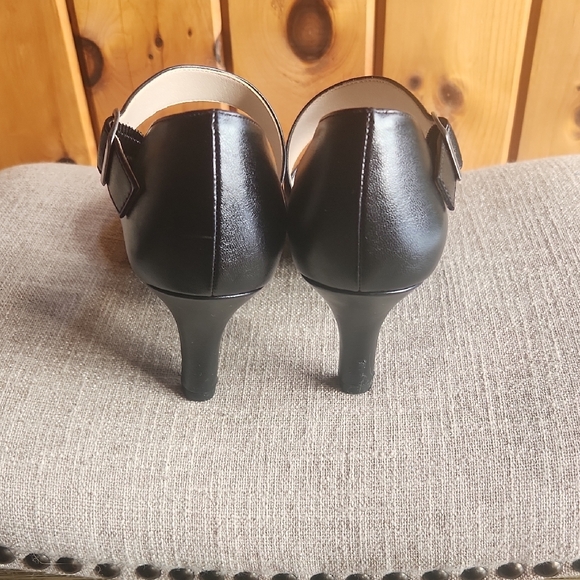 Life Stride Women's Black Pointed Heels - Picture 3 of 6